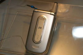 中兴亮相2004年中国国际通信设备技术展，展示最新系列手机图片引领通信新风尚